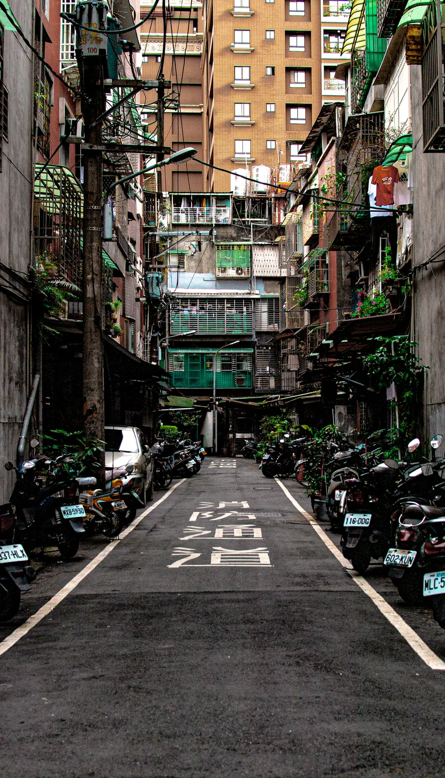 台北巷道內的住宅與停放機車