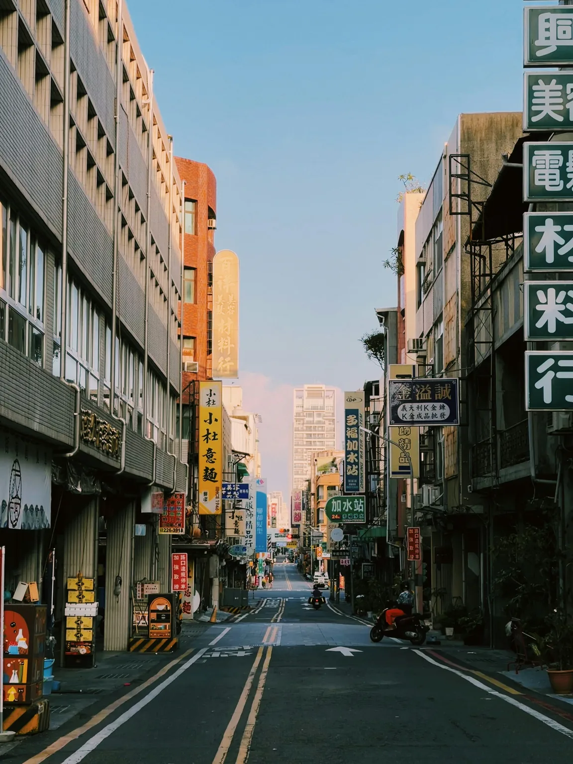台南街道兩側的建築與店面