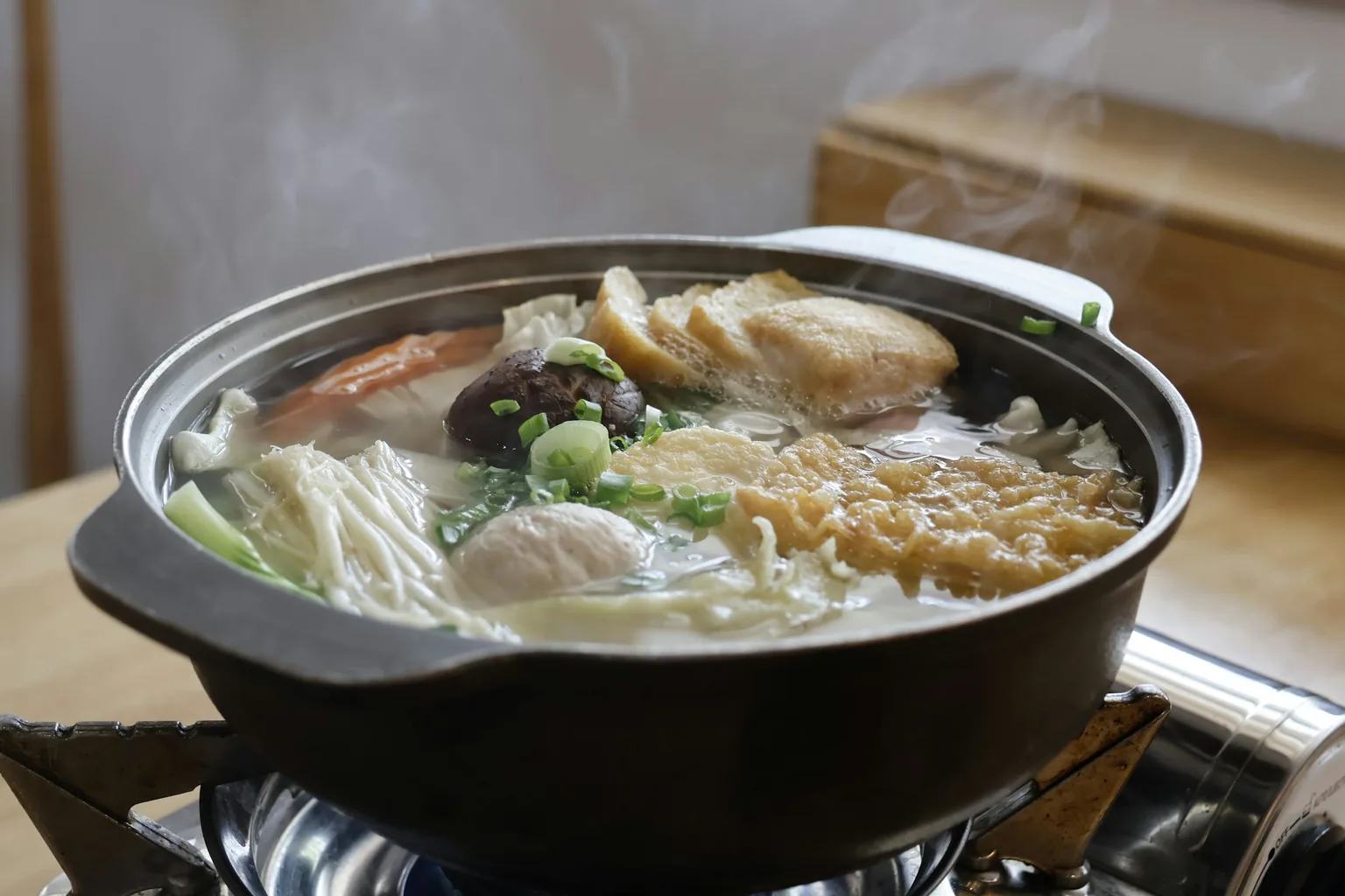 爐具上的鍋物與蔬菜食材