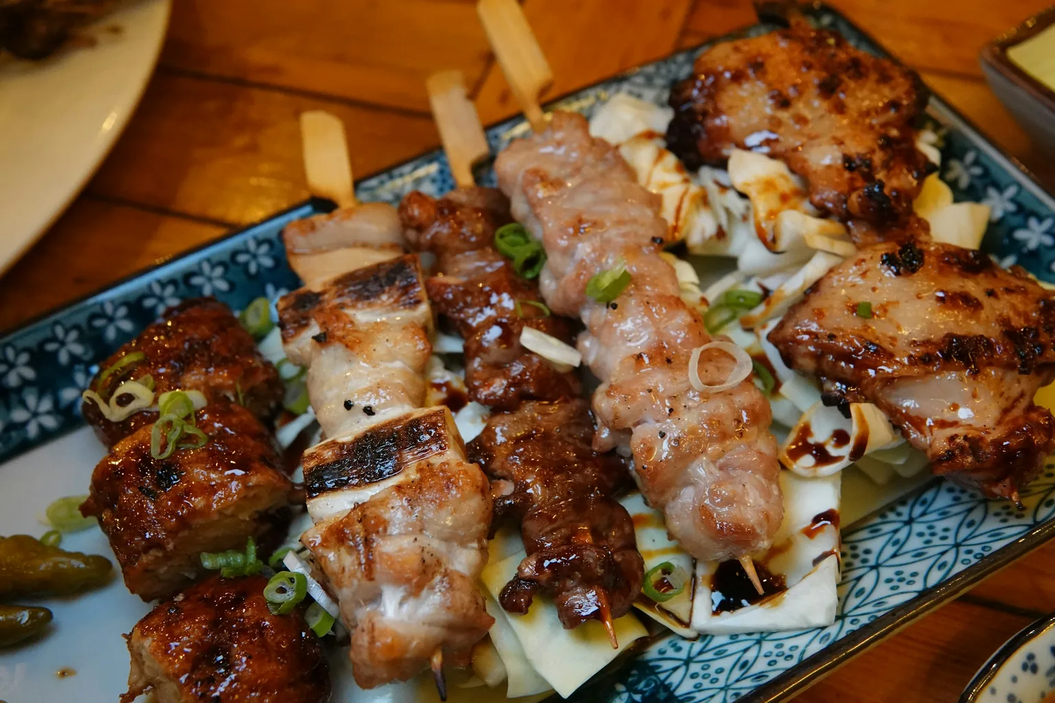 餐盤上擺放烤雞肉串燒